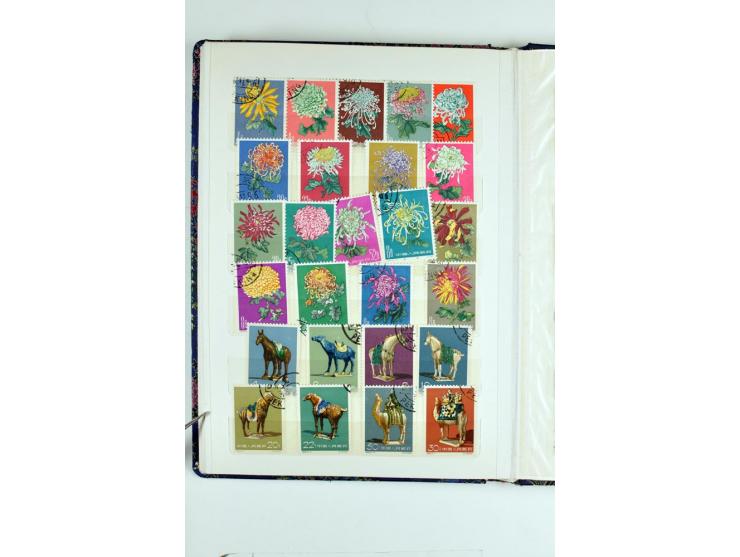 1949/81, postfrische und gestempelte Partie mit besseren Sätzen in 2 Einsteckbüchern