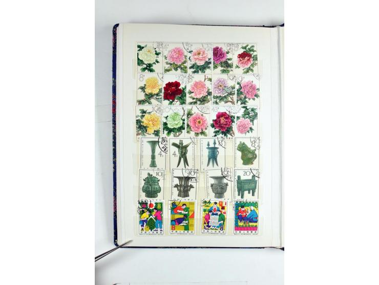 1949/81, postfrische und gestempelte Partie mit besseren Sätzen in 2 Einsteckbüchern
