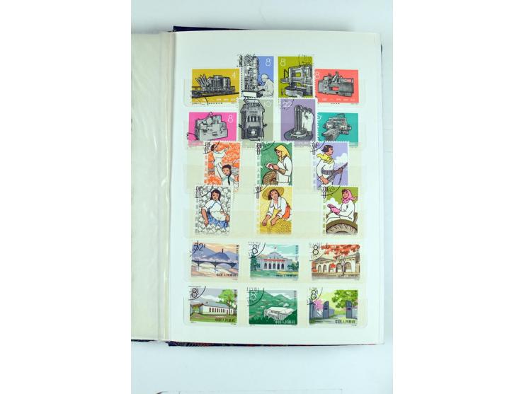 1949/81, postfrische und gestempelte Partie mit besseren Sätzen in 2 Einsteckbüchern