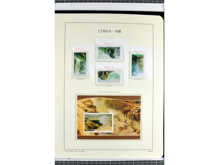 1982/2004, postfrische, in den Hauptnummern anscheinend kpl. Sammlung, dazu ältere Doubletten mit u.a. Bl.20 und 22, Markenhe
