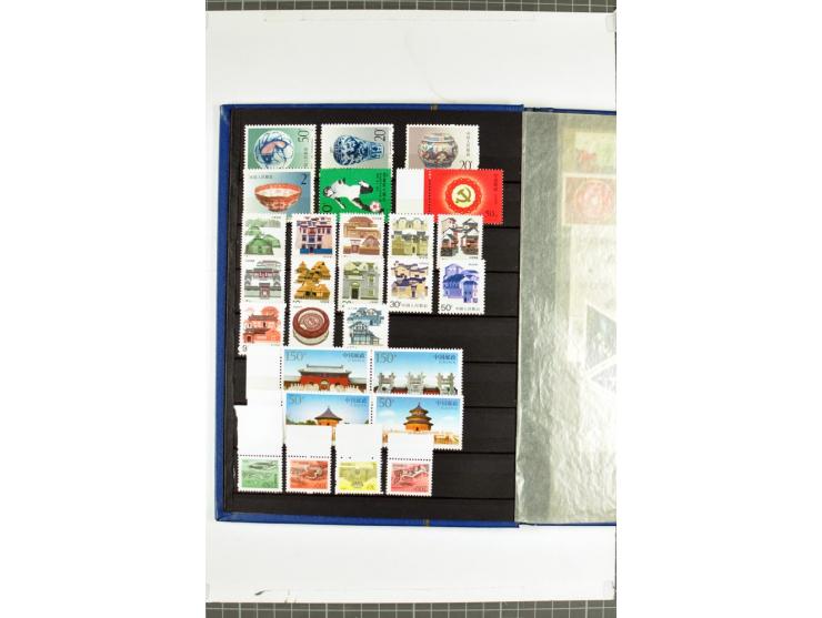 1982/2004, postfrische, in den Hauptnummern anscheinend kpl. Sammlung, dazu ältere Doubletten mit u.a. Bl.20 und 22, Markenhe