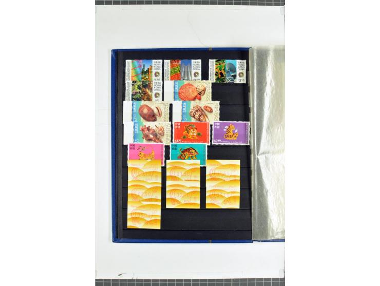 1982/2004, postfrische, in den Hauptnummern anscheinend kpl. Sammlung, dazu ältere Doubletten mit u.a. Bl.20 und 22, Markenhe