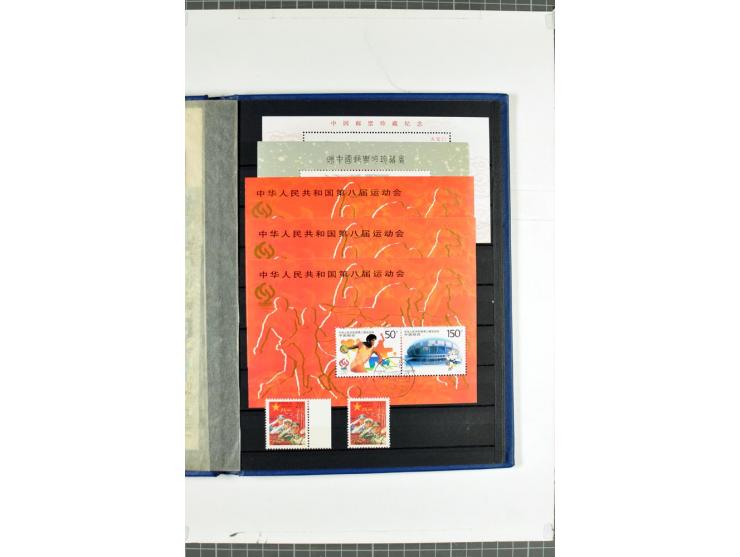 1982/2004, postfrische, in den Hauptnummern anscheinend kpl. Sammlung, dazu ältere Doubletten mit u.a. Bl.20 und 22, Markenhe