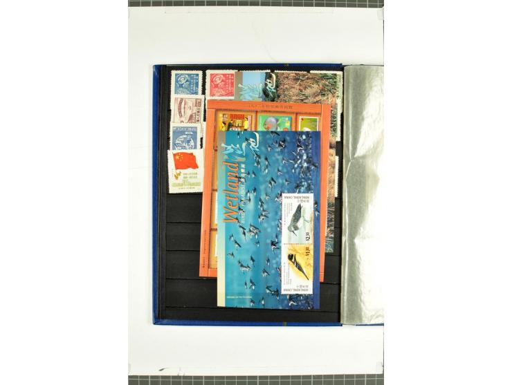 1982/2004, postfrische, in den Hauptnummern anscheinend kpl. Sammlung, dazu ältere Doubletten mit u.a. Bl.20 und 22, Markenhe