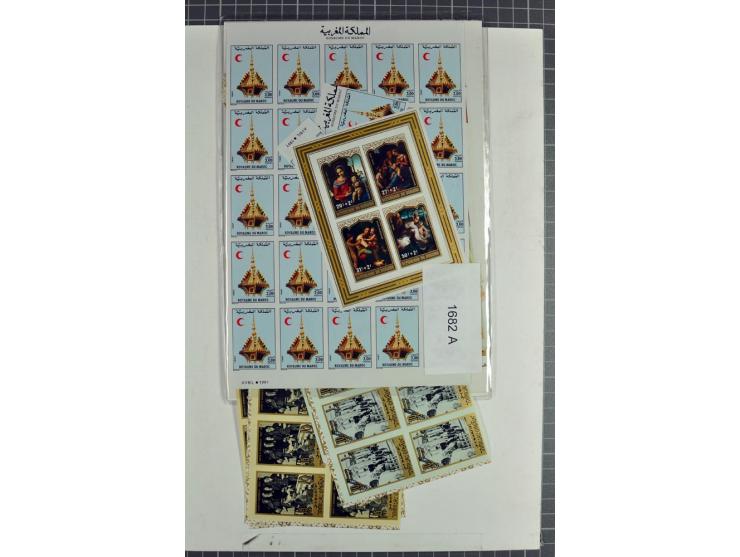 1970/90, postfrische Partie mit vielen ungezähnten Ausgaben diverser Gebiete, einige tausend Marken und Blocks
