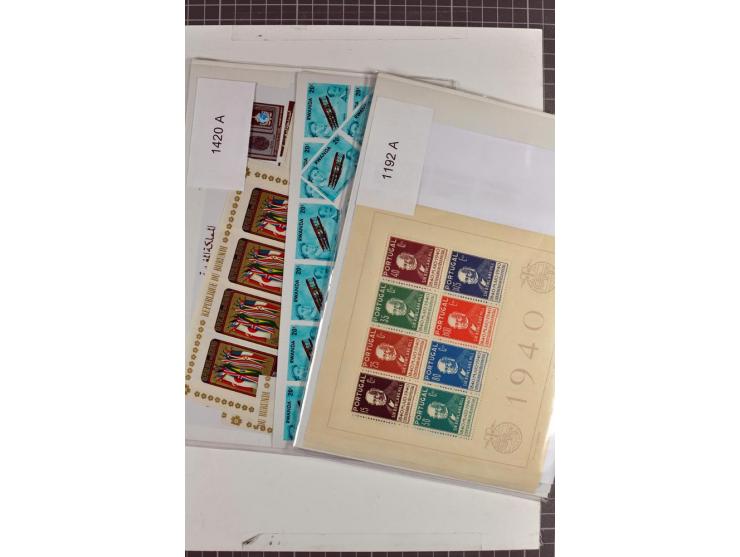 1970/90, postfrische Partie mit vielen ungezähnten Ausgaben diverser Gebiete, einige tausend Marken und Blocks