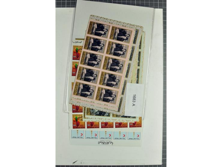 1970/90, postfrische Partie mit vielen ungezähnten Ausgaben diverser Gebiete, einige tausend Marken und Blocks