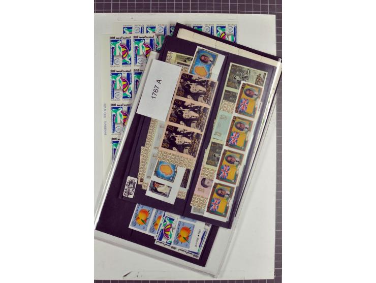 1970/90, postfrische Partie mit vielen ungezähnten Ausgaben diverser Gebiete, einige tausend Marken und Blocks