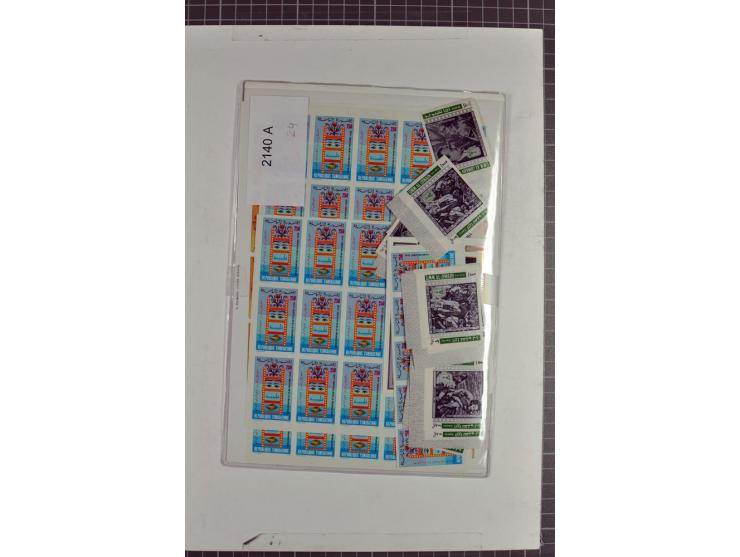 1970/90, postfrische Partie mit vielen ungezähnten Ausgaben diverser Gebiete, einige tausend Marken und Blocks