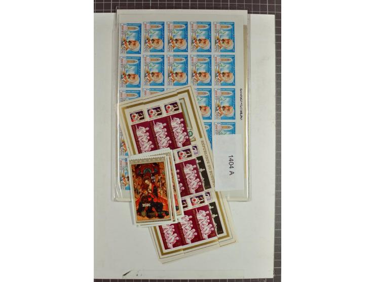 1970/90, postfrische Partie mit vielen ungezähnten Ausgaben diverser Gebiete, einige tausend Marken und Blocks
