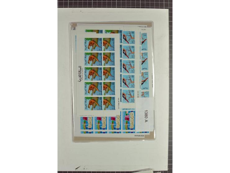 1970/90, postfrische Partie mit vielen ungezähnten Ausgaben diverser Gebiete, einige tausend Marken und Blocks
