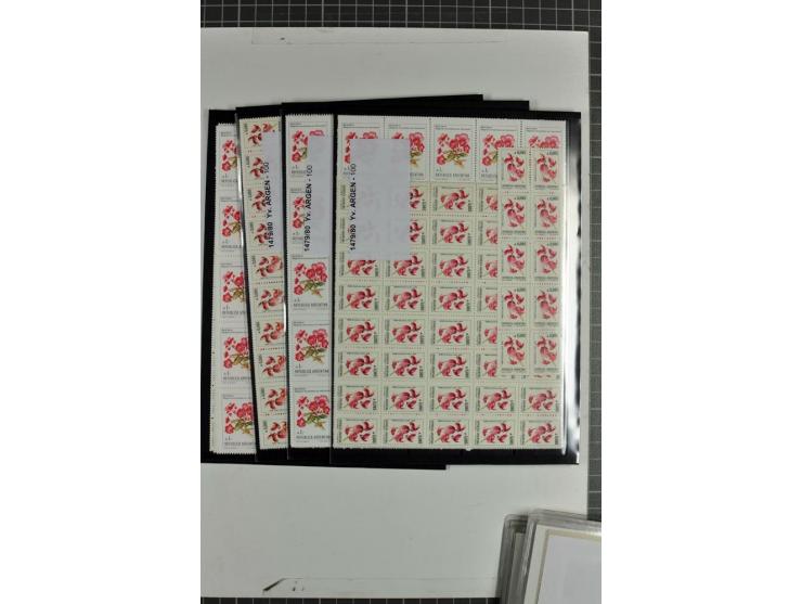 1970/90, postfrische Partie mit vielen ungezähnten Ausgaben diverser Gebiete, einige tausend Marken und Blocks