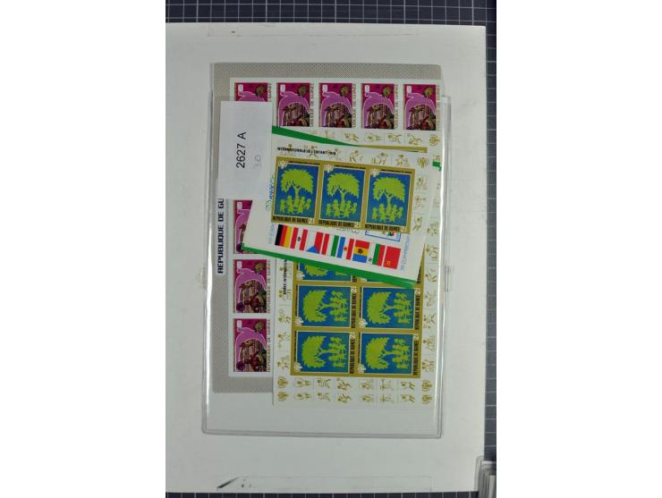 1970/90, postfrische Partie mit vielen ungezähnten Ausgaben diverser Gebiete, einige tausend Marken und Blocks