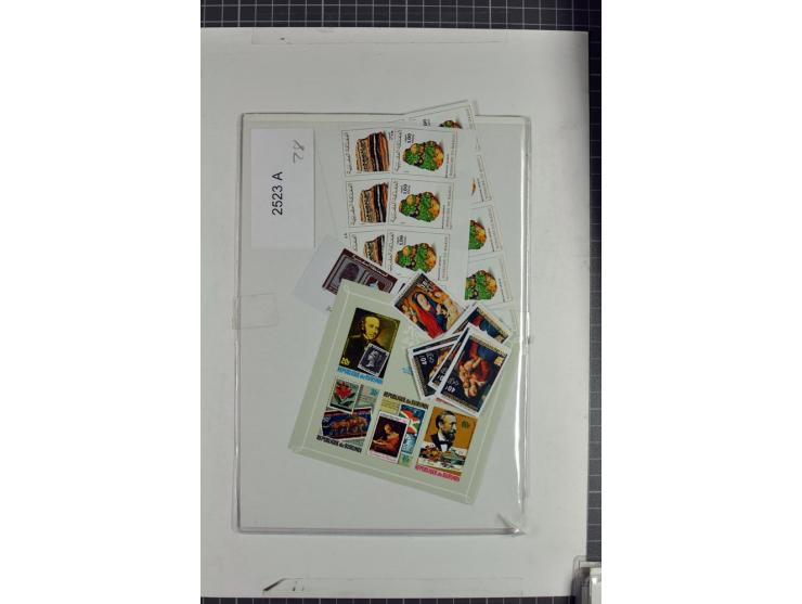 1970/90, postfrische Partie mit vielen ungezähnten Ausgaben diverser Gebiete, einige tausend Marken und Blocks