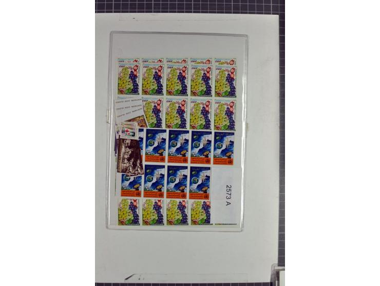 1970/90, postfrische Partie mit vielen ungezähnten Ausgaben diverser Gebiete, einige tausend Marken und Blocks