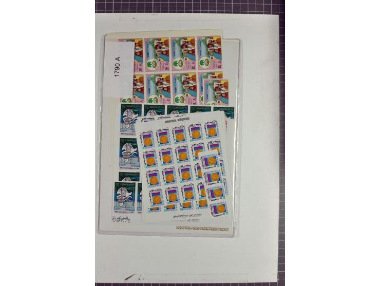 1970/90, postfrische Partie mit vielen ungezähnten Ausgaben diverser Gebiete, einige tausend Marken und Blocks
