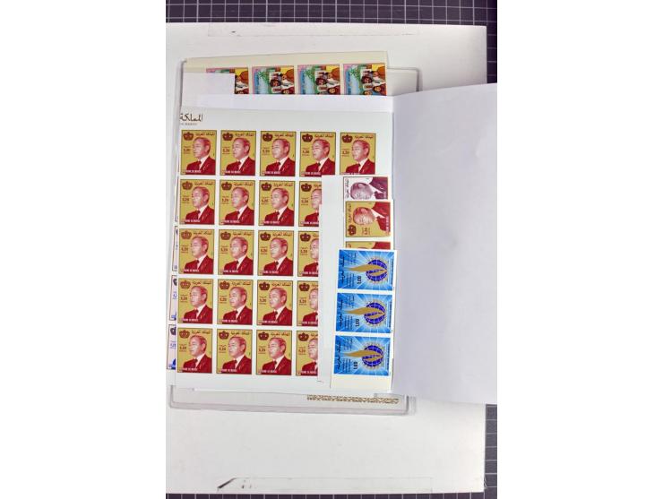 1970/90, postfrische Partie mit vielen ungezähnten Ausgaben diverser Gebiete, einige tausend Marken und Blocks