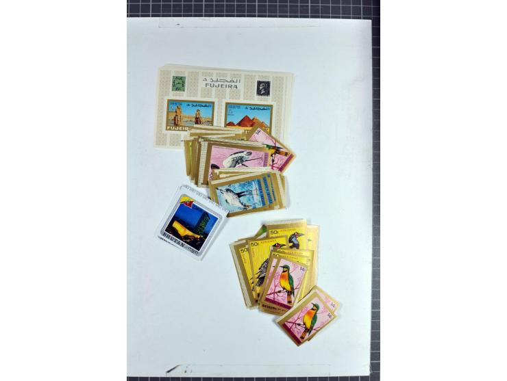 1970/90, postfrische Partie mit vielen ungezähnten Ausgaben diverser Gebiete, einige tausend Marken und Blocks