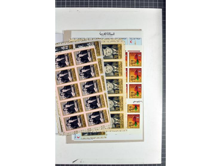 1970/90, postfrische Partie mit vielen ungezähnten Ausgaben diverser Gebiete, einige tausend Marken und Blocks