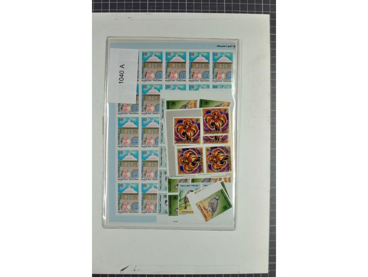 1970/90, postfrische Partie mit vielen ungezähnten Ausgaben diverser Gebiete, einige tausend Marken und Blocks