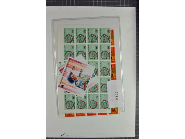 1970/90, postfrische Partie mit vielen ungezähnten Ausgaben diverser Gebiete, einige tausend Marken und Blocks
