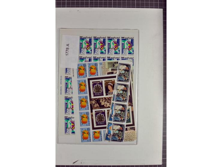 1970/90, postfrische Partie mit vielen ungezähnten Ausgaben diverser Gebiete, einige tausend Marken und Blocks