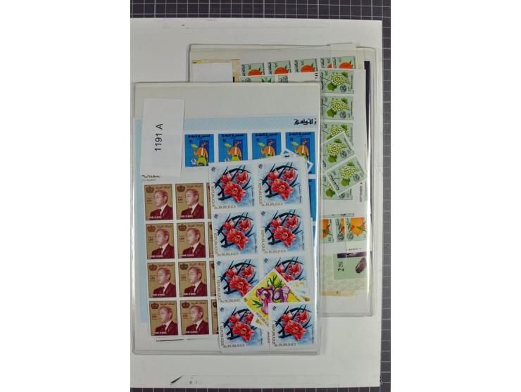 1970/90, postfrische Partie mit vielen ungezähnten Ausgaben diverser Gebiete, einige tausend Marken und Blocks