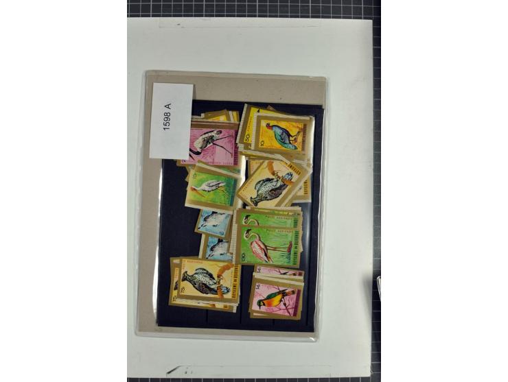 1970/90, postfrische Partie mit vielen ungezähnten Ausgaben diverser Gebiete, einige tausend Marken und Blocks