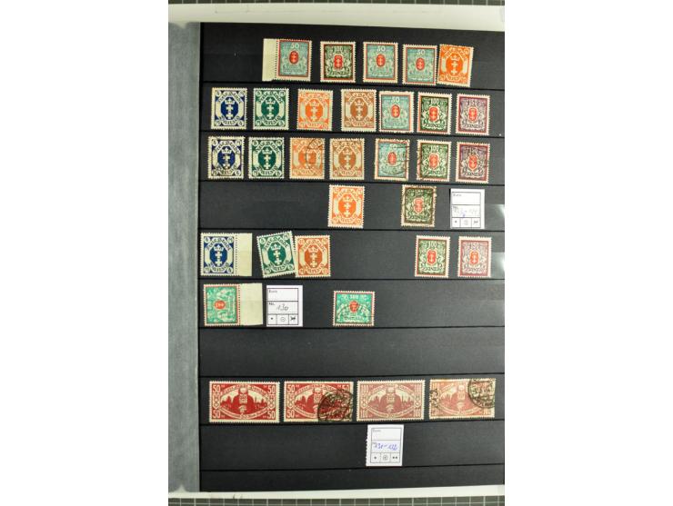1920/1939, meist postfrische und gestempelte Sammlung inkl. Dienst- und Portomarken sowie Port Gdansk im Steckbuch, dabei vie