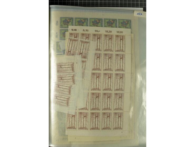 1950/1964, postrischer Lagerposten mit Bogen und Bogenteilen in unterschiedlichen Mengen, dabei u.a. Mi.-Nr. 71 (8), 75-79 (1