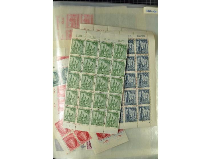 1950/1964, postrischer Lagerposten mit Bogen und Bogenteilen in unterschiedlichen Mengen, dabei u.a. Mi.-Nr. 71 (8), 75-79 (1