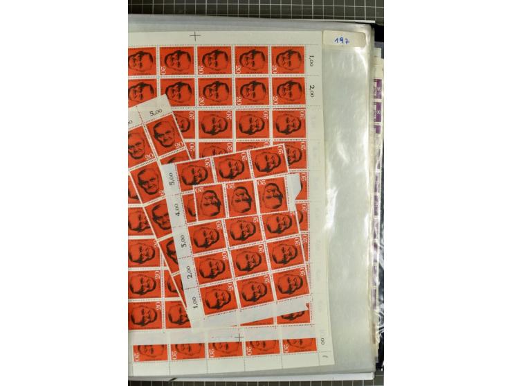 1950/1964, postrischer Lagerposten mit Bogen und Bogenteilen in unterschiedlichen Mengen, dabei u.a. Mi.-Nr. 71 (8), 75-79 (1