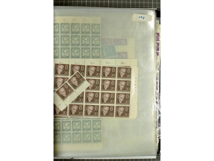 1950/1964, postrischer Lagerposten mit Bogen und Bogenteilen in unterschiedlichen Mengen, dabei u.a. Mi.-Nr. 71 (8), 75-79 (1