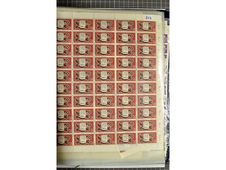 1950/1964, postrischer Lagerposten mit Bogen und Bogenteilen in unterschiedlichen Mengen, dabei u.a. Mi.-Nr. 71 (8), 75-79 (1