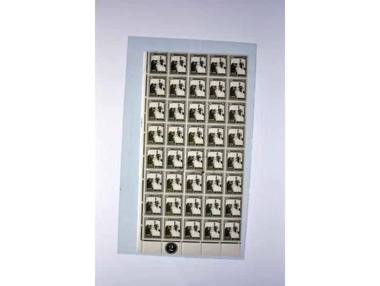 Remaining collection with a large amount of plate no. blocks and single stamps, gutter pairs and blocks, presentation booklet
