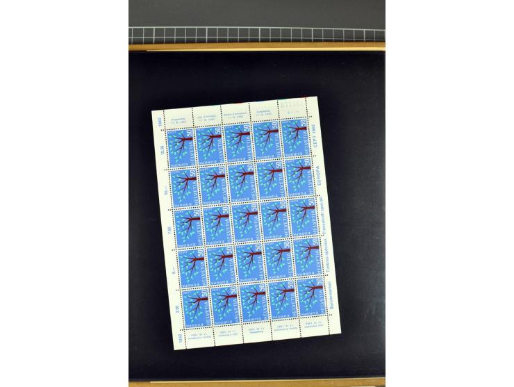 1956/2005, lot with good values like Luxemburg 1956 in blocks of four, varieties, plate flaws, sheets and souvenir sheets, so