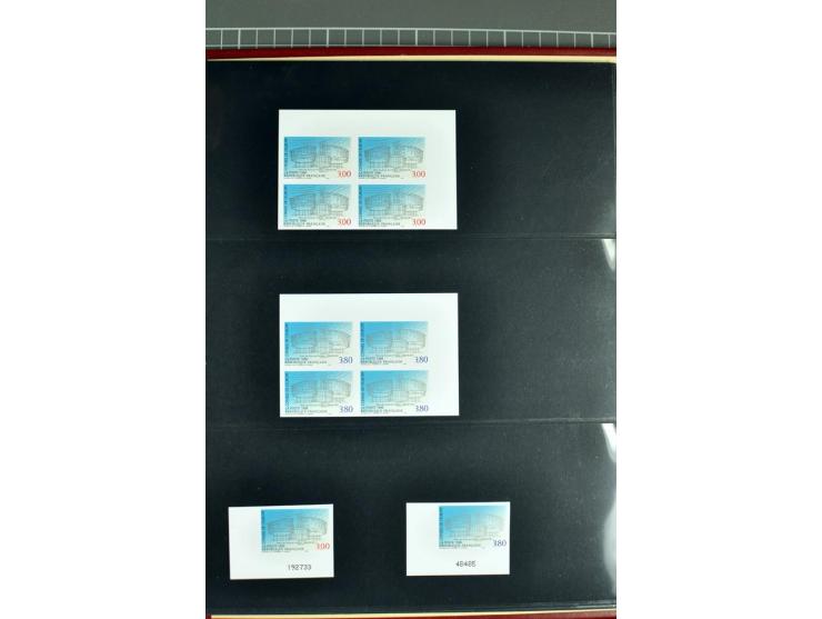 1963/96, collection de timbres non dentelés en bloc de quatre, la plupart avec coins de feuille, parfois avec coins datés, ne