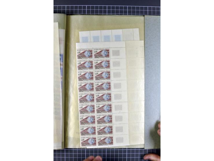 1849)1975 (ca.), postfrischer, ungebrauchter und gestempelter Lagerbestand in 9 Steckbüchern und 5 Bogenmappen, dabei bessere