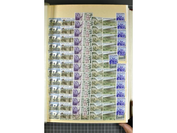 1849)1975 (ca.), postfrischer, ungebrauchter und gestempelter Lagerbestand in 9 Steckbüchern und 5 Bogenmappen, dabei bessere