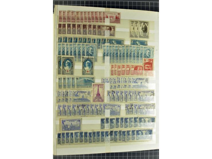 1849)1975 (ca.), postfrischer, ungebrauchter und gestempelter Lagerbestand in 9 Steckbüchern und 5 Bogenmappen, dabei bessere