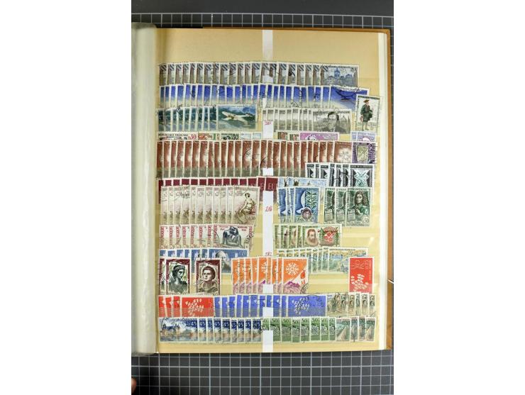 1849)1975 (ca.), postfrischer, ungebrauchter und gestempelter Lagerbestand in 9 Steckbüchern und 5 Bogenmappen, dabei bessere