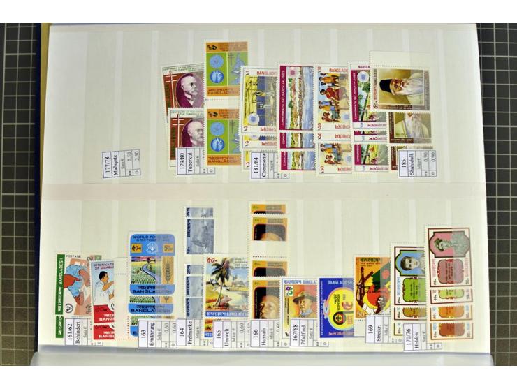 INDIEN UND BANGLADESH: 1971/2009 (ca.), postfrischer Bestand in 3 Lagerbüchern, dazu etwas Bedarfspost Indien