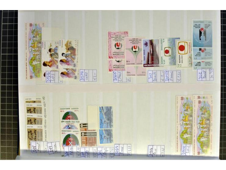 INDIEN UND BANGLADESH: 1971/2009 (ca.), postfrischer Bestand in 3 Lagerbüchern, dazu etwas Bedarfspost Indien