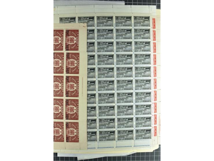 1920/70 (ca.), großer postfrischer Lagerbestand, meist nach Scott sortiert in Pergamintüten, einiges in Bogen bzw. -teilen, d
