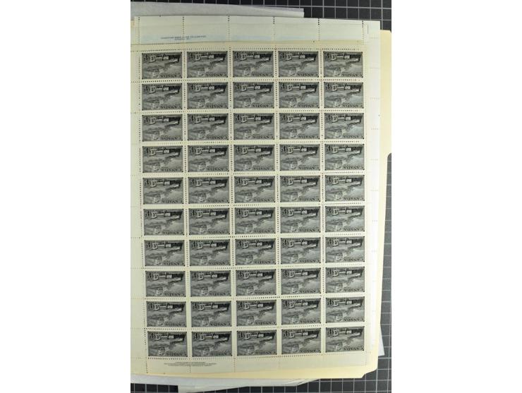1920/70 (ca.), großer postfrischer Lagerbestand, meist nach Scott sortiert in Pergamintüten, einiges in Bogen bzw. -teilen, d