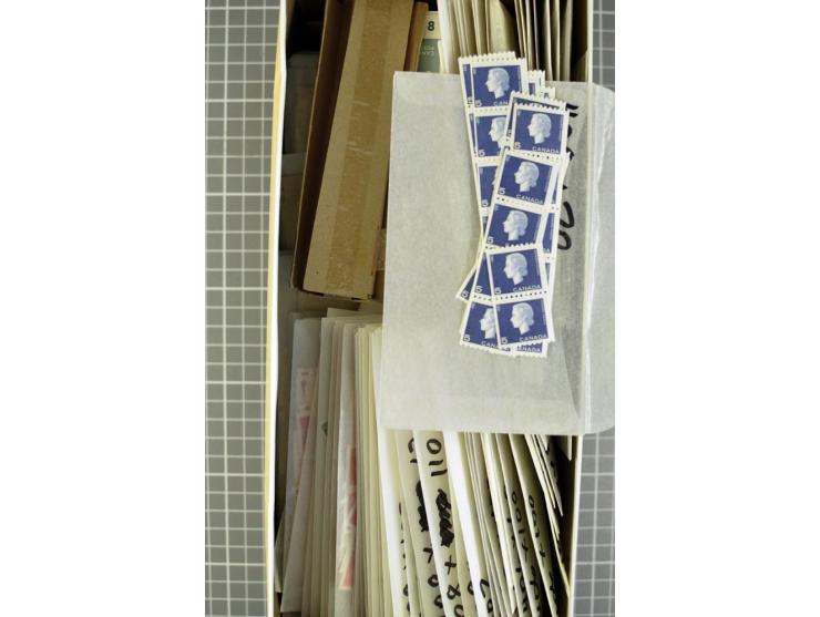 1920/70 (ca.), großer postfrischer Lagerbestand, meist nach Scott sortiert in Pergamintüten, einiges in Bogen bzw. -teilen, d