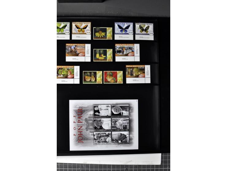  1937/2011, postfrische, anfangs etwas ungebrauchte Sammlung mit u.a. Mi.-Nr. 714-24 etc.