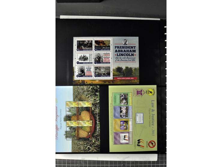  1937/2011, postfrische, anfangs etwas ungebrauchte Sammlung mit u.a. Mi.-Nr. 714-24 etc.