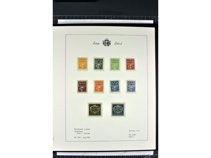 1918/40, enorm umfangreiche und detaillierte Spezialsammlung in neun Bänden, dabei über 200 Marken mit SPECIMEN-Aufdrucken, ü