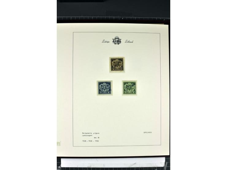 1918/40, enorm umfangreiche und detaillierte Spezialsammlung in neun Bänden, dabei über 200 Marken mit SPECIMEN-Aufdrucken, ü